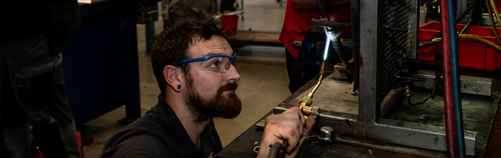 Koude monteur aan het solderen