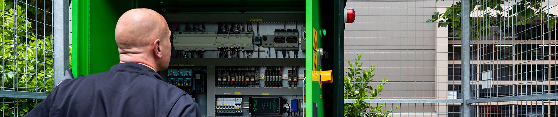 Man bekijkt de Elektrotechniek buiten