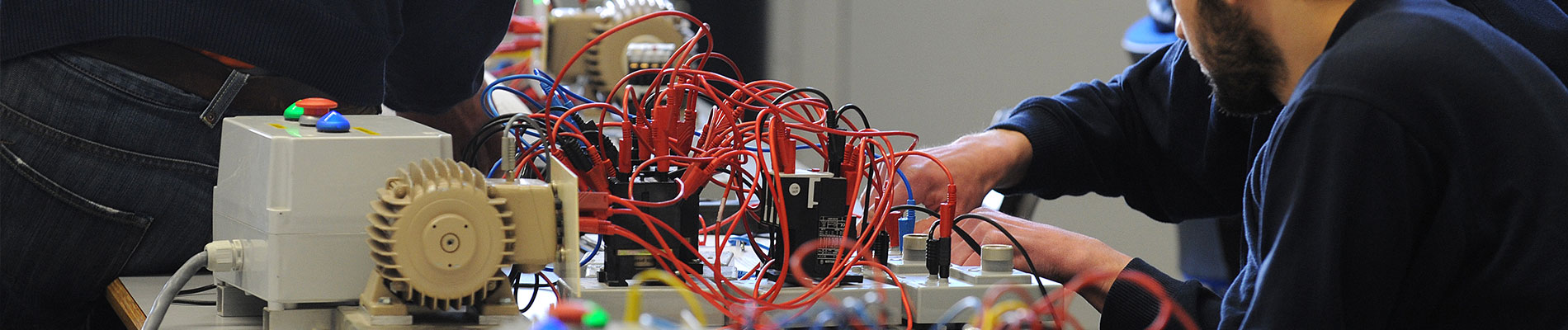 Leerling bezig met Elektrotechniek