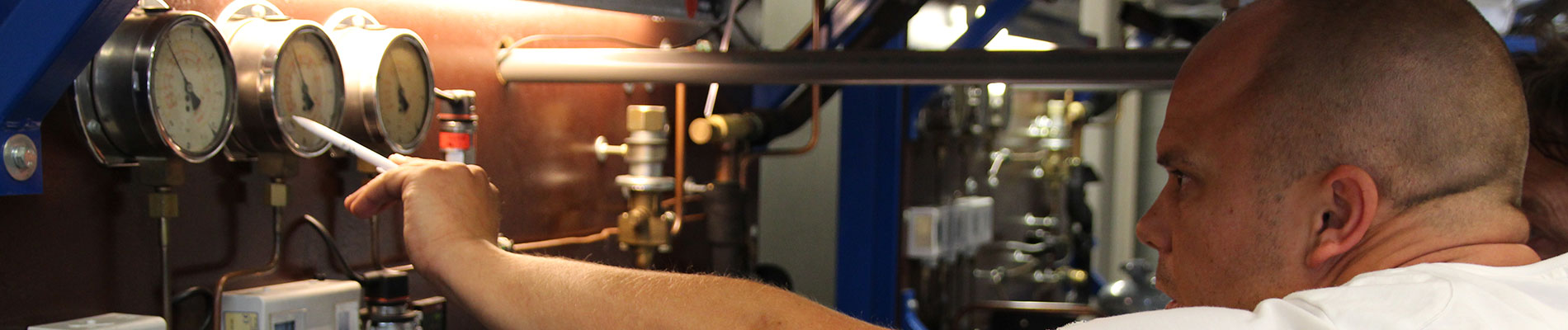 Man bekijkt en wijst naar meters