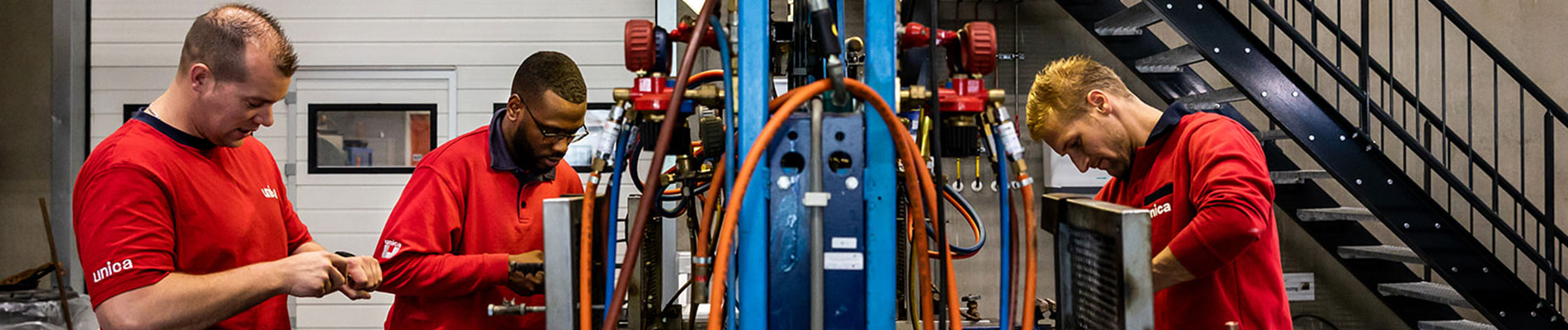 Groep mannen bezig met koelinstallatie