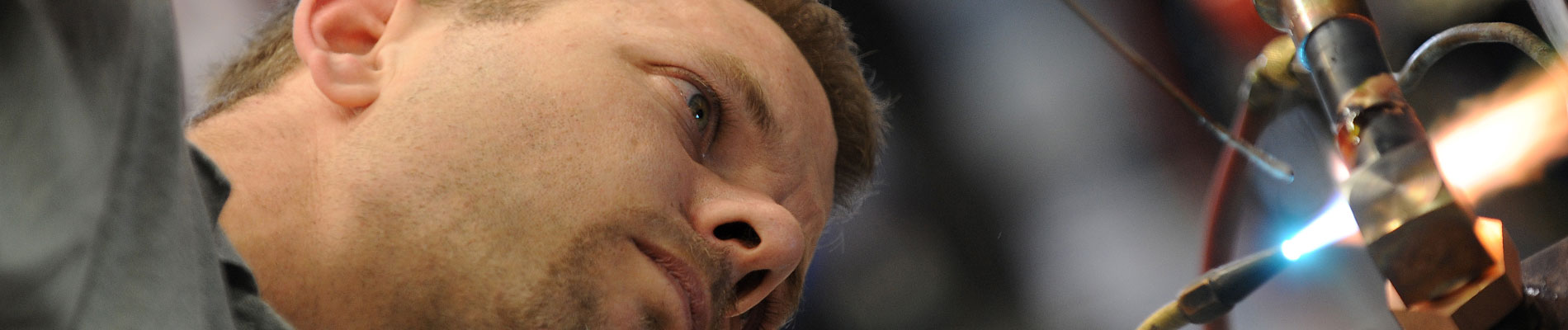 Man aan het solderen