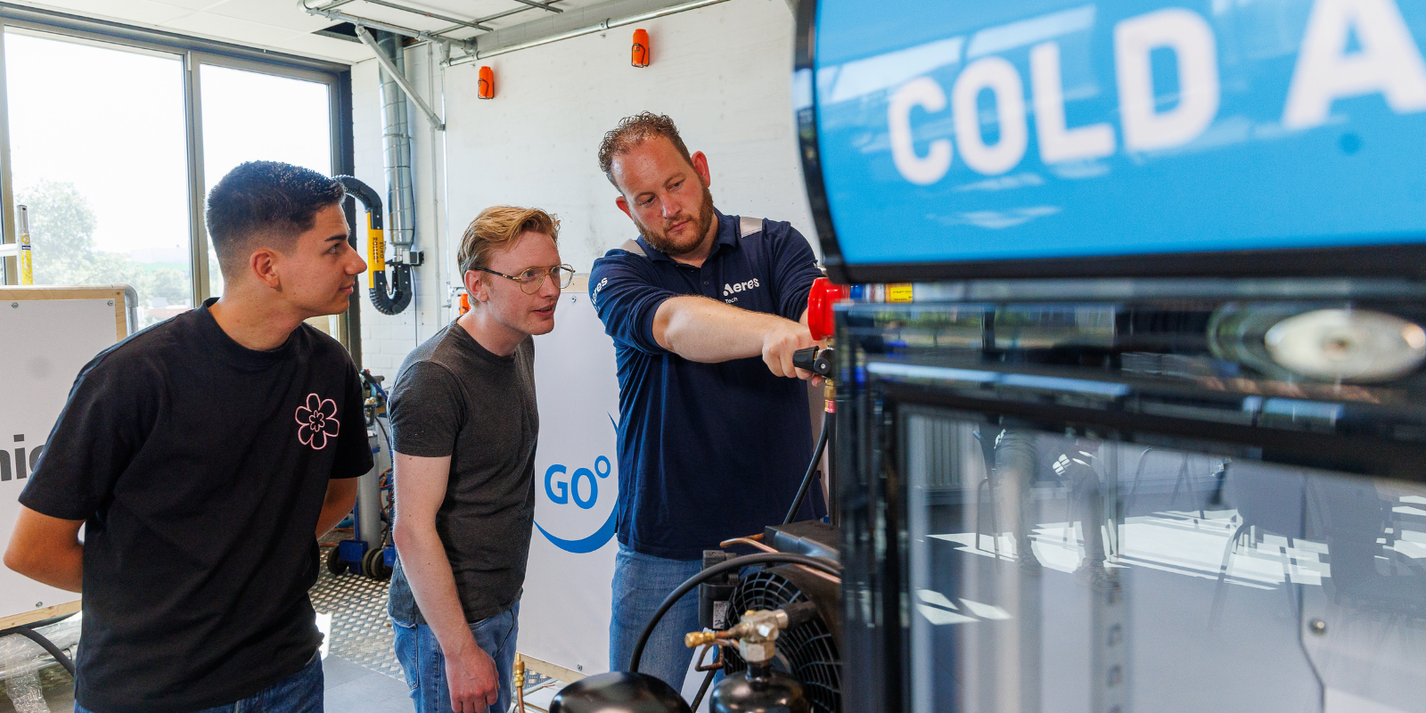 Docent met studenten legt uit