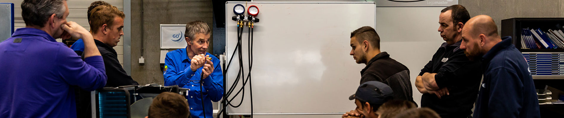 Groep mannen krijgen les in ACK koudemidden