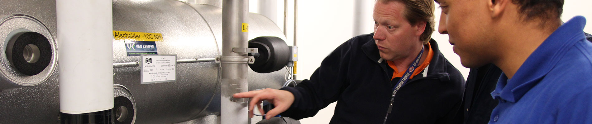 Twee mannen bekijken warmtepomp