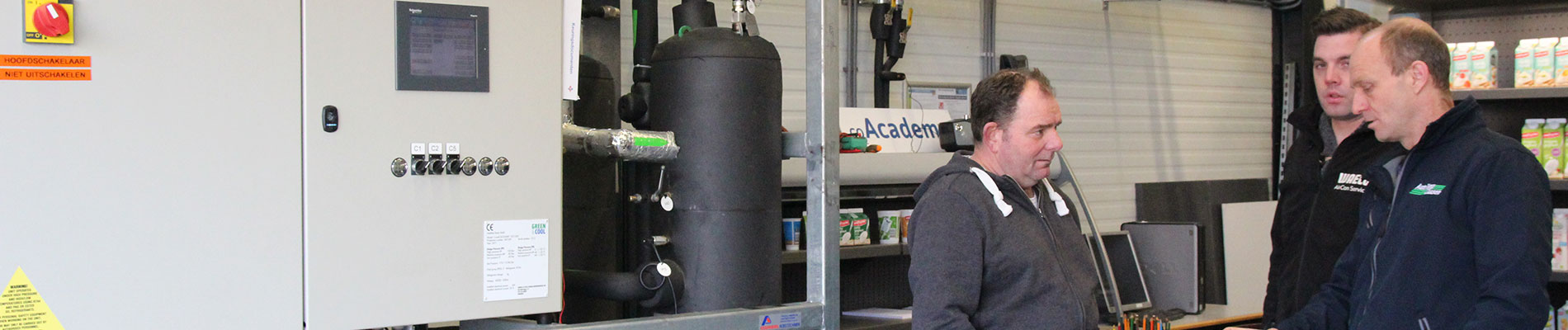 Drie mannen praten over co2 systeem