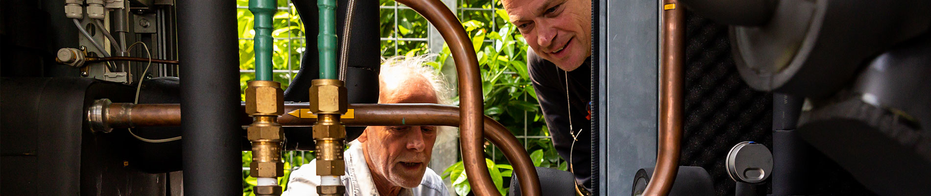 Twee mannen bekijken koeling