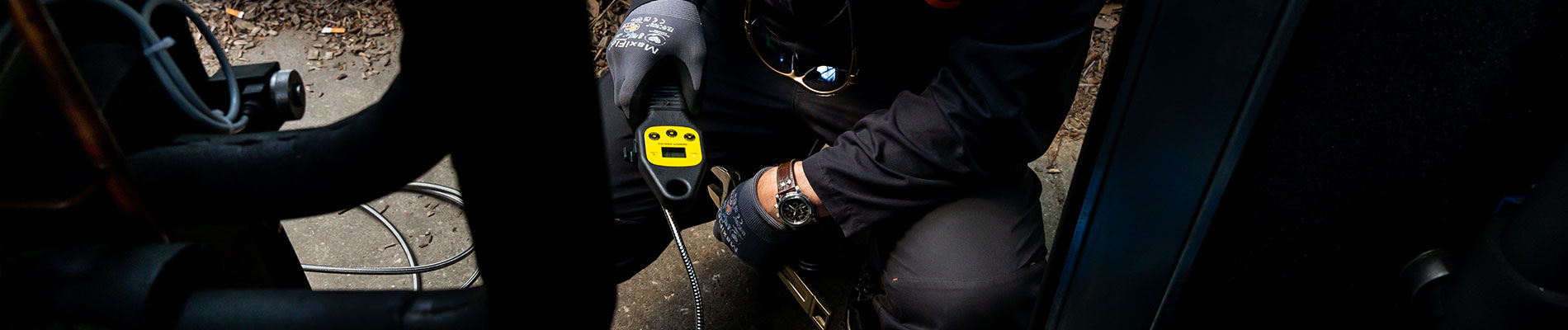 Man met meetapparaat voor koeling