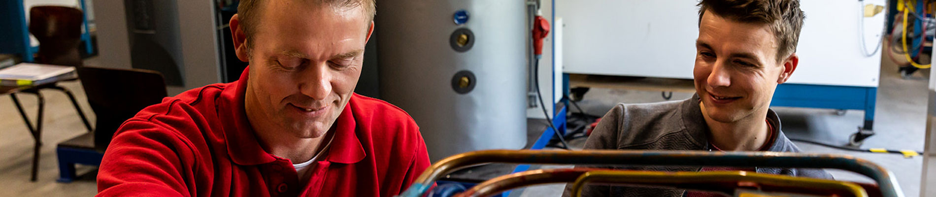 Twee mannen werken aan warmtepomp