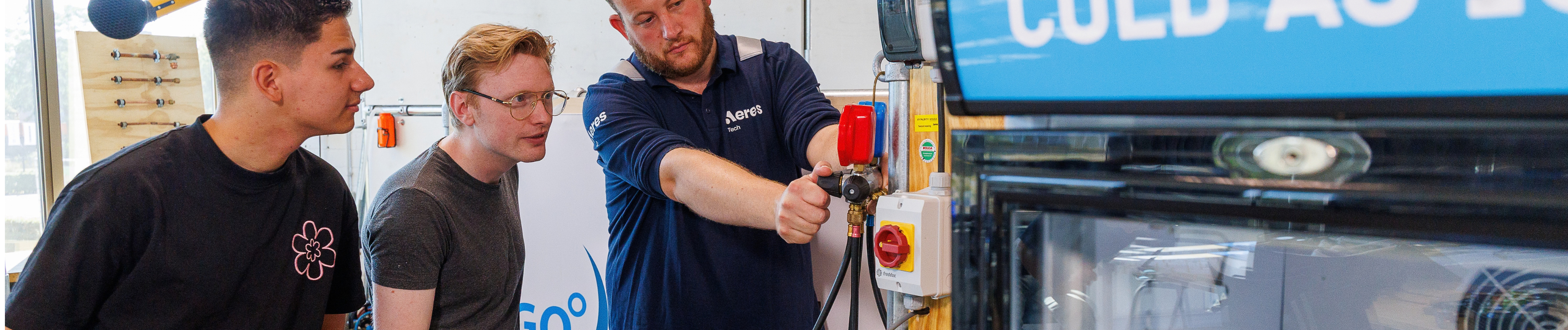 Trainer geeft uitleg bij koelinstallatie