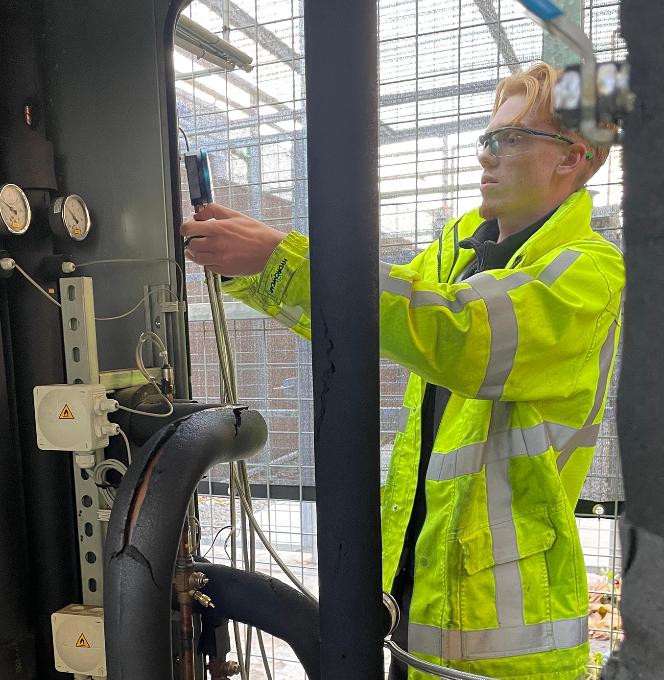 Monteur van Gosens aan het werk