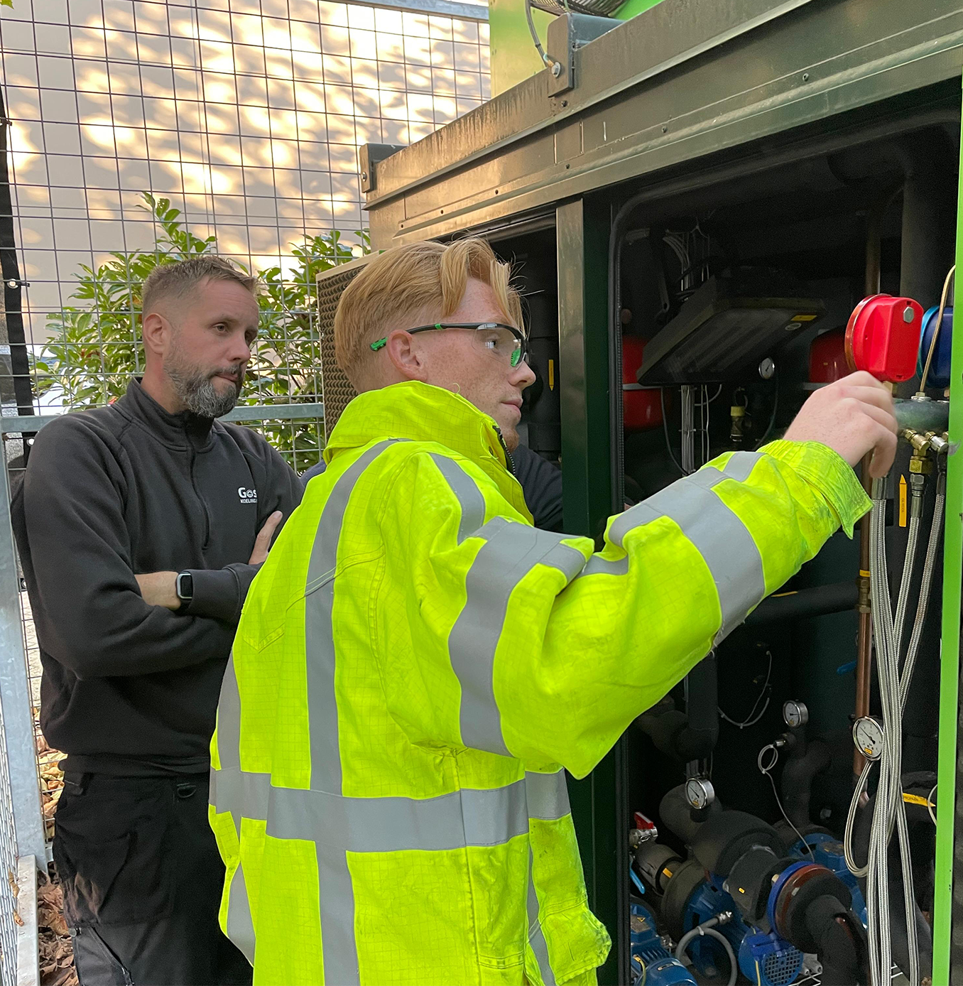 Twee monteurs van Gosens aan het werk