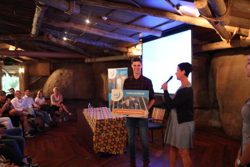 Arno van Lier met zijn gewonnen prijs van Opleidingscentrum GO: skydiven!