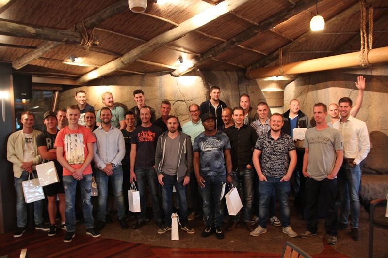 Alle geslaagden van Opleidingscentrum GO na het tekenen van het diploma