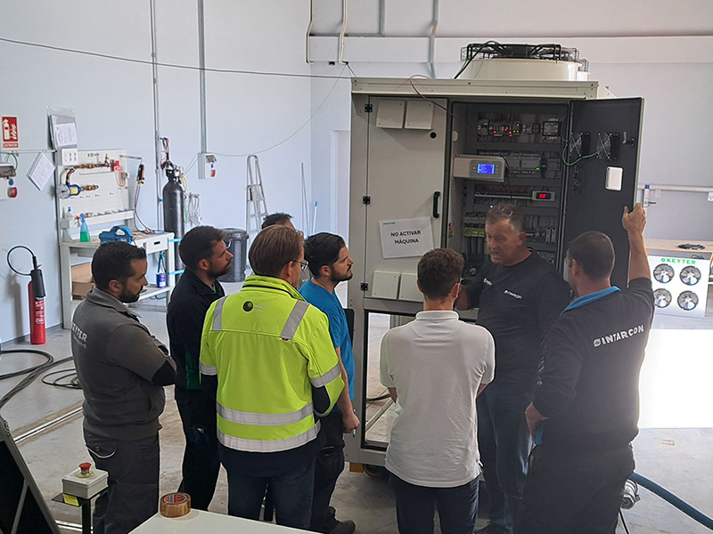 Mannen bij Koelsysteem