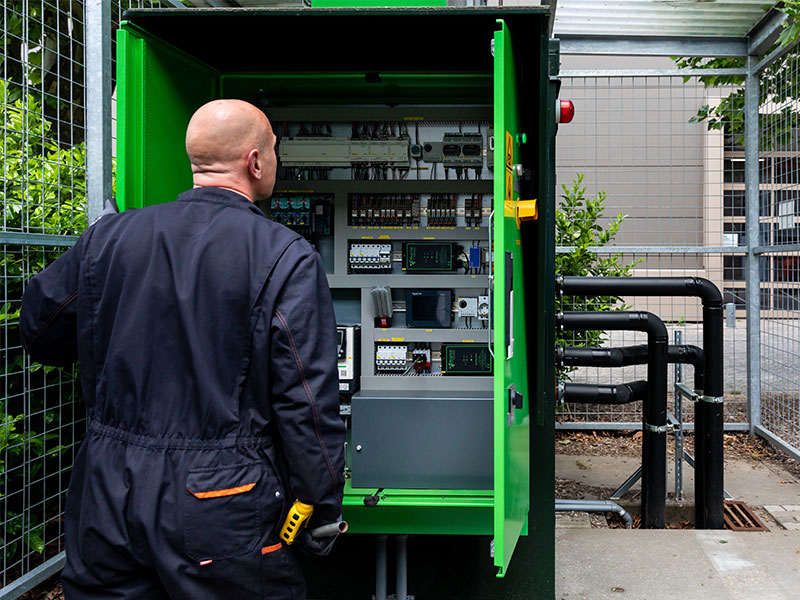 Man bekijkt de Elektrotechniek buiten