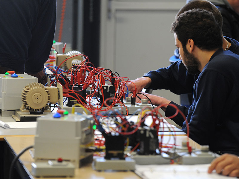 Leerling bezig met Elektrotechniek