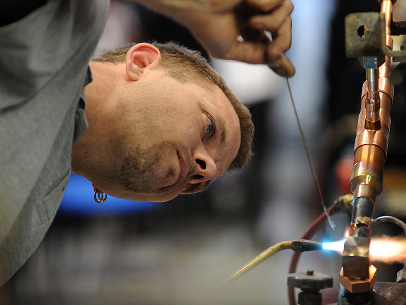 Man aan het solderen