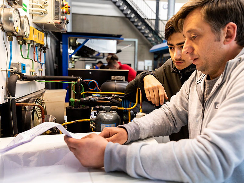 Leerling met Docent bij koelstintstallatie