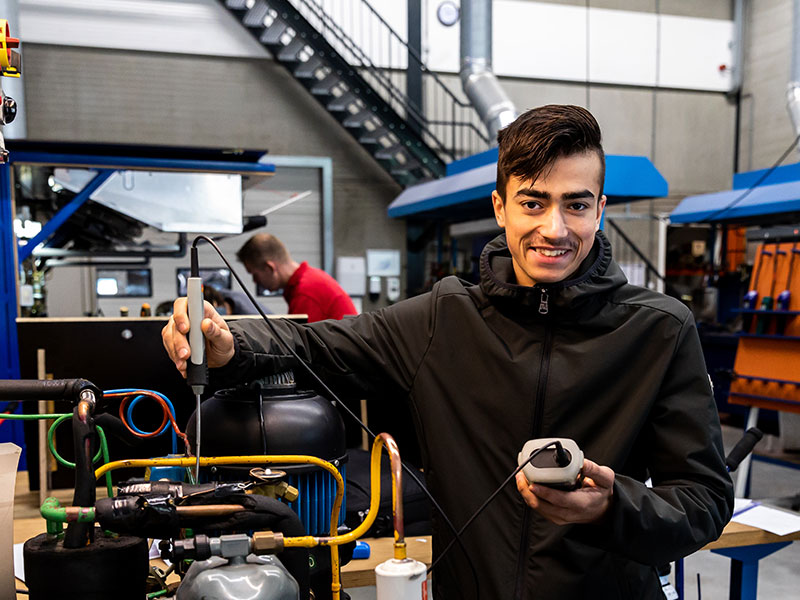 leerling bij koelinstallatie