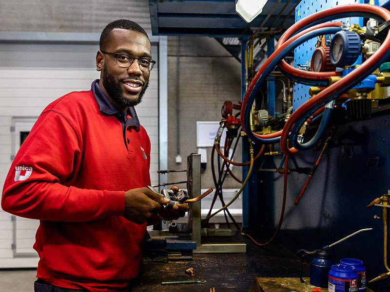 Man bezig met koelinstallatie