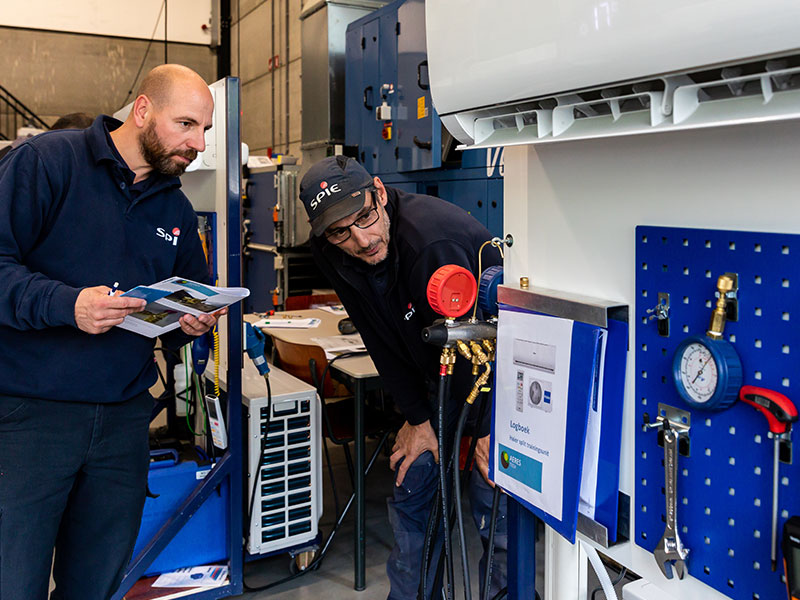 Twee mannen aan het kijken van het koudesysteem
