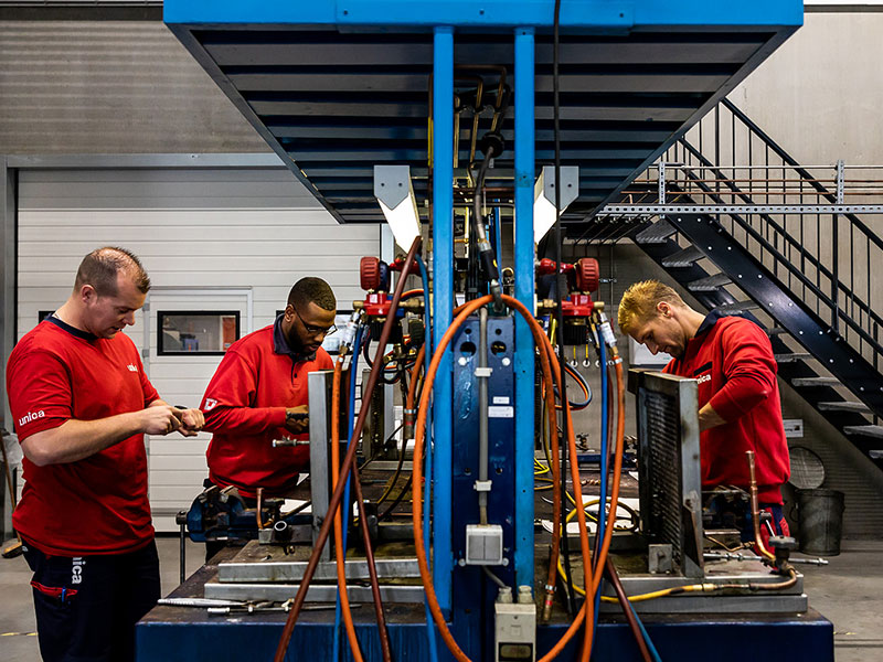Groep mannen bezig met koelinstallatie