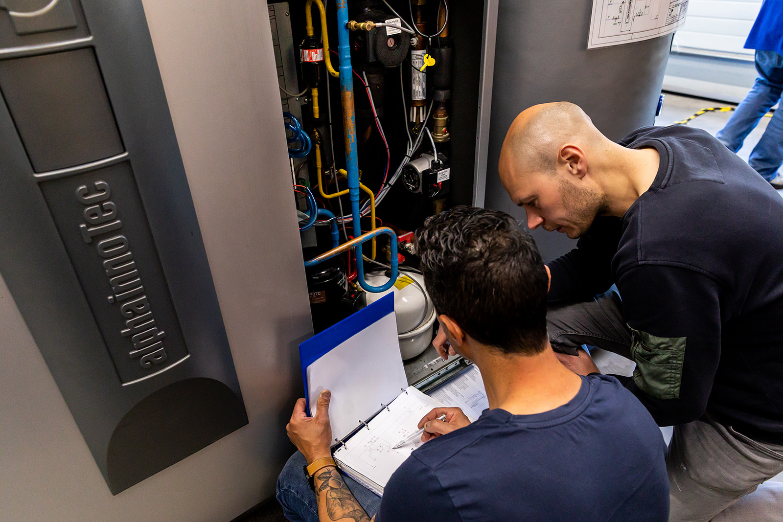 Mannen bekijken de lijst bij de installatie