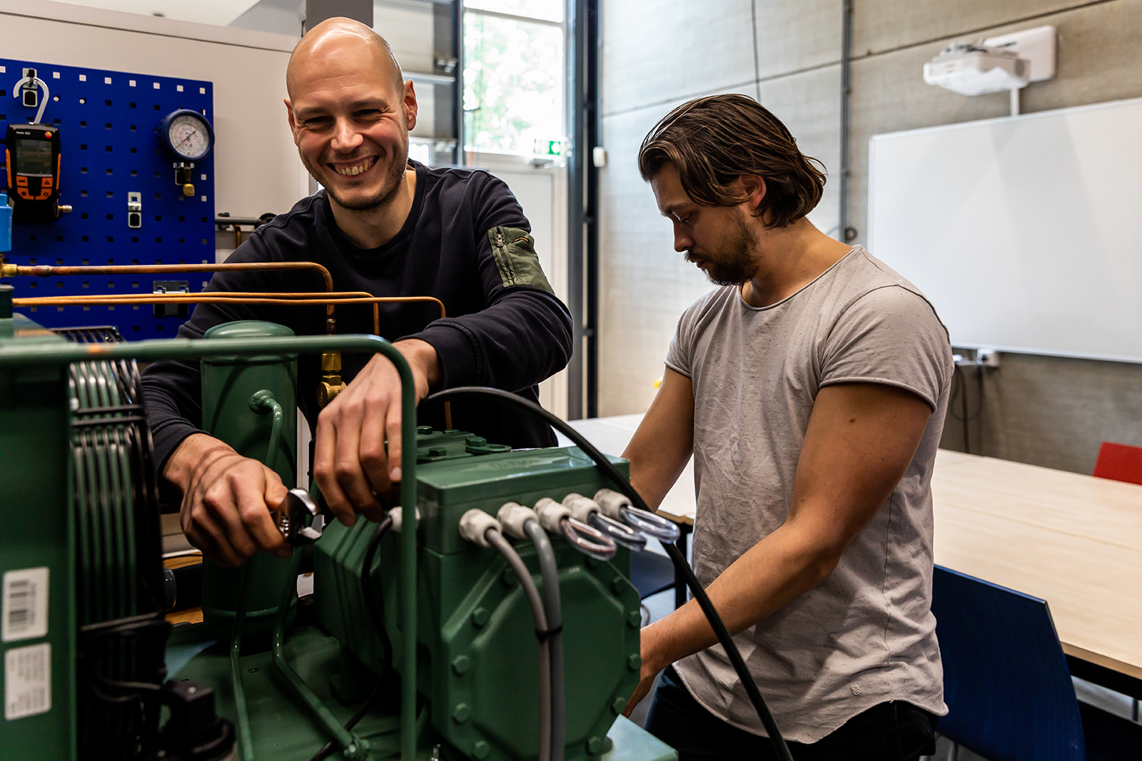 Mannen bezig met de Koude techniek