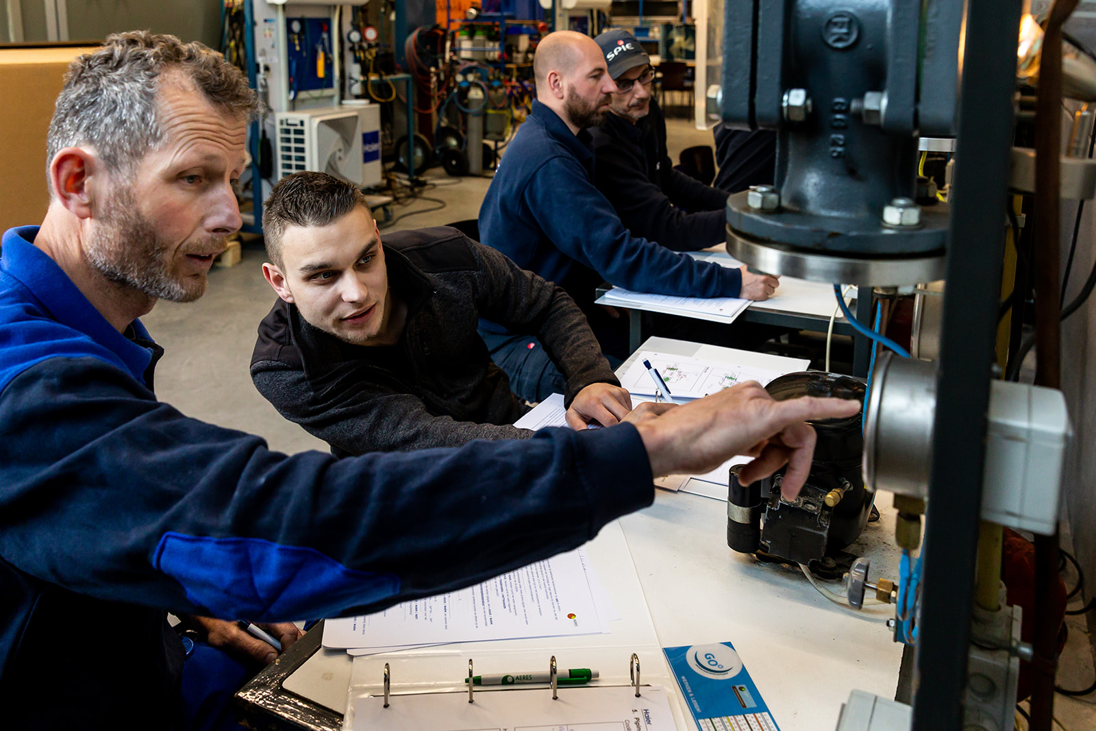 Docent wijst en leerling bekijkt