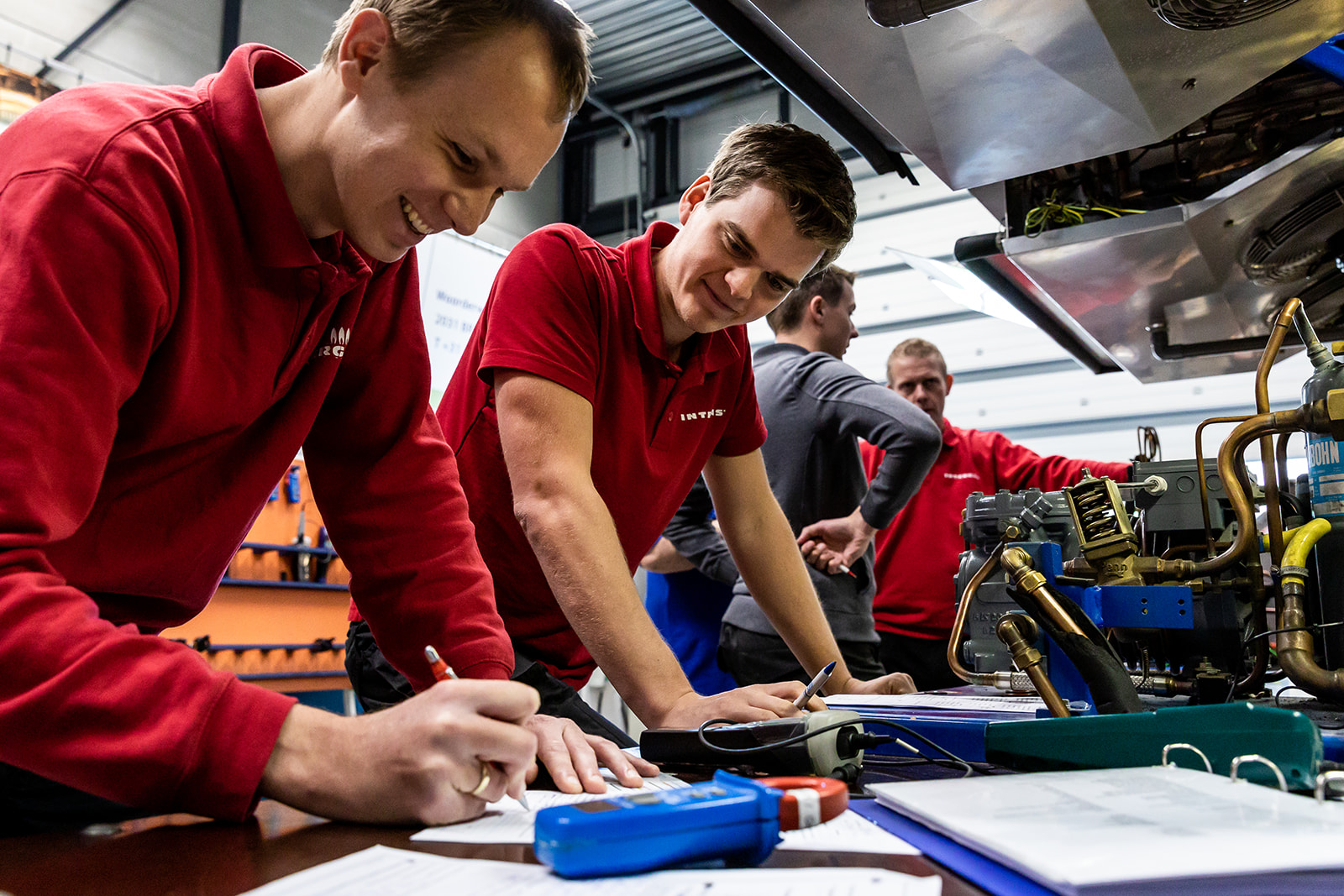 Leerlingen aan het noteren