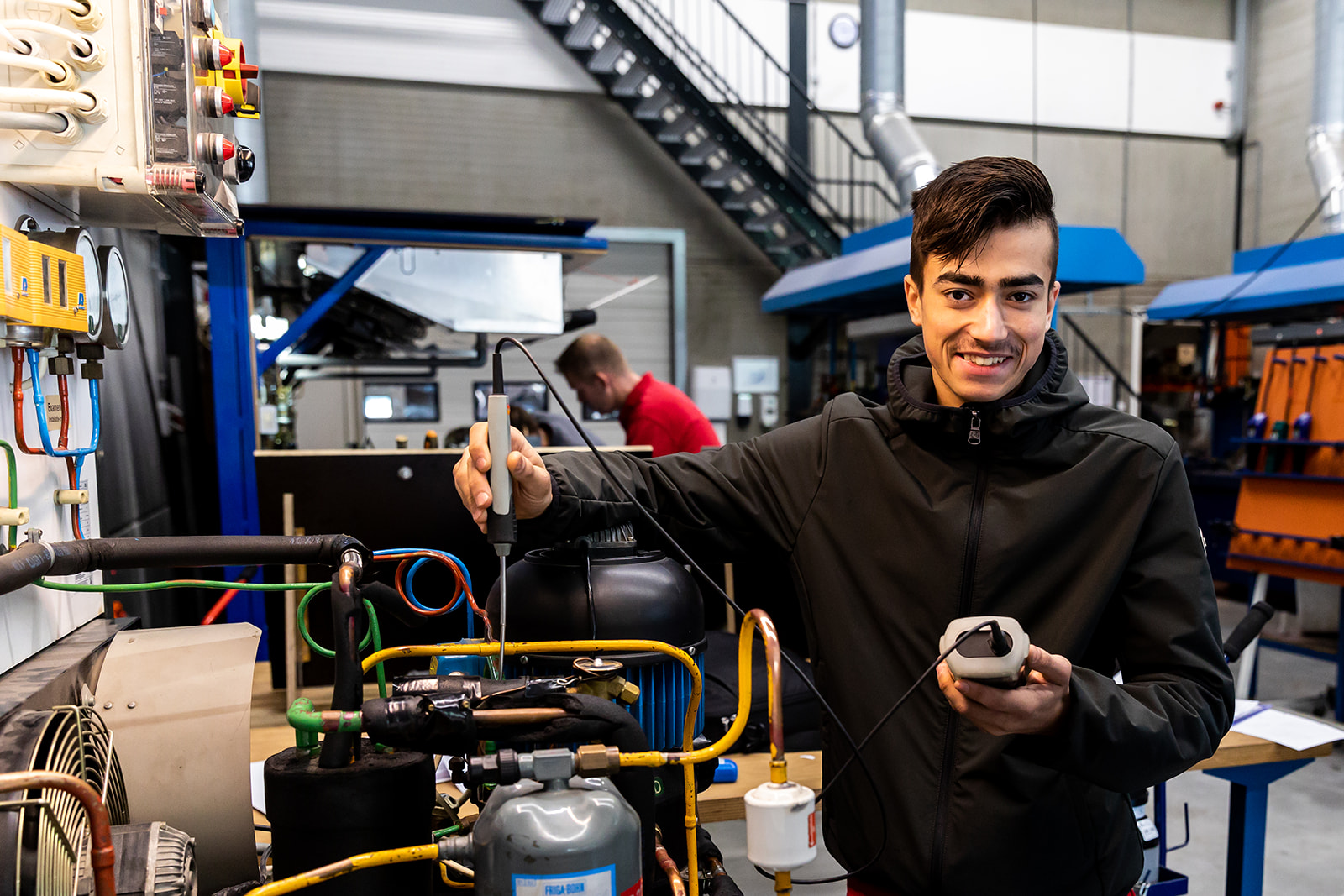 Leerling bij koelinstallatie