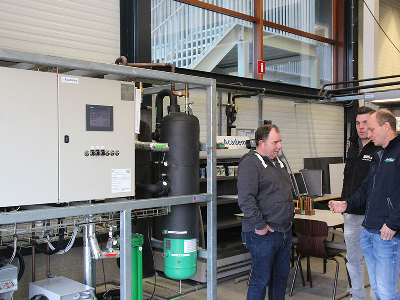 Drie mannen praten over co2 systeem