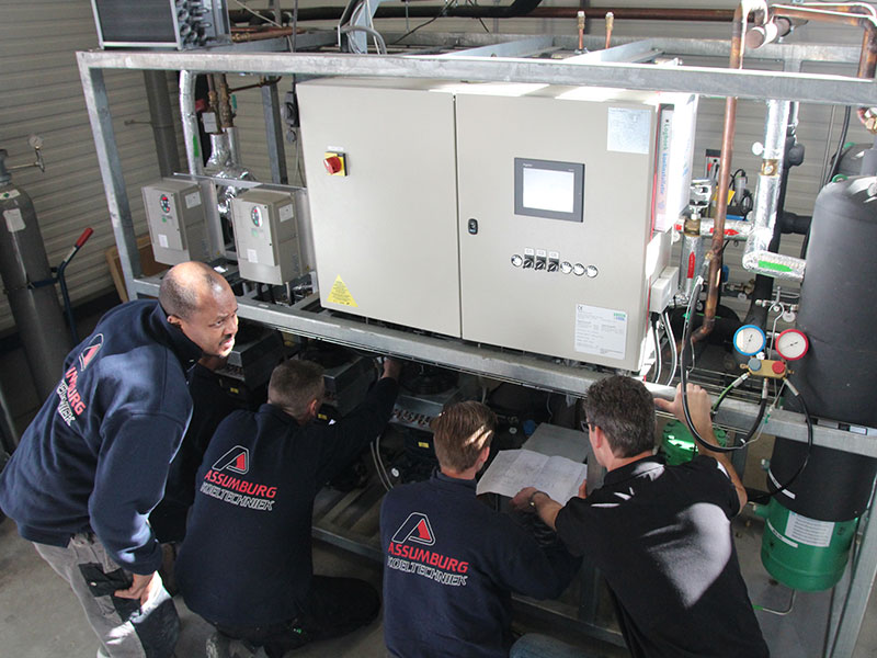 Vier mannen bezig aan het co2 systeem