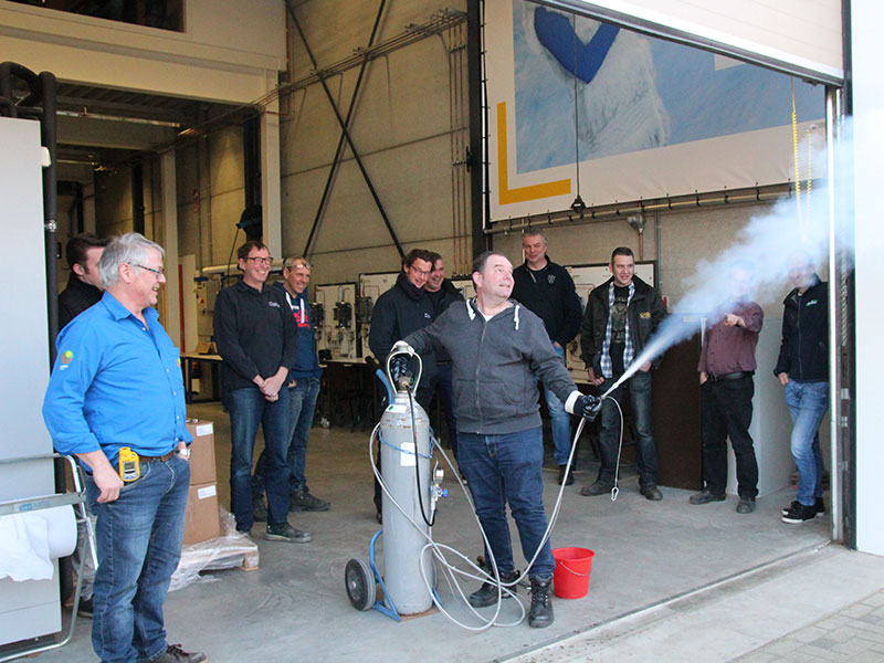 Man spuit en  toont groep over co2