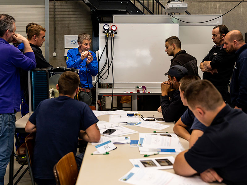 Groep mannen krijgen les in ACK koudemidden