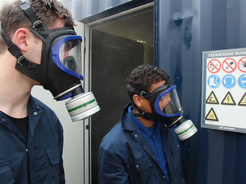 2 jongemannen met maskers