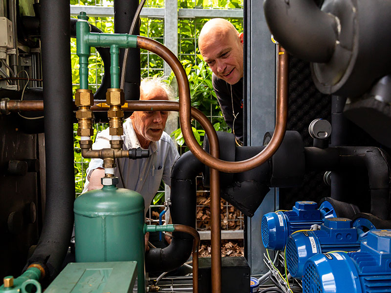 Twee mannen bekijken koeling