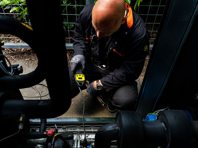 Man met meetapparaat voor koeling