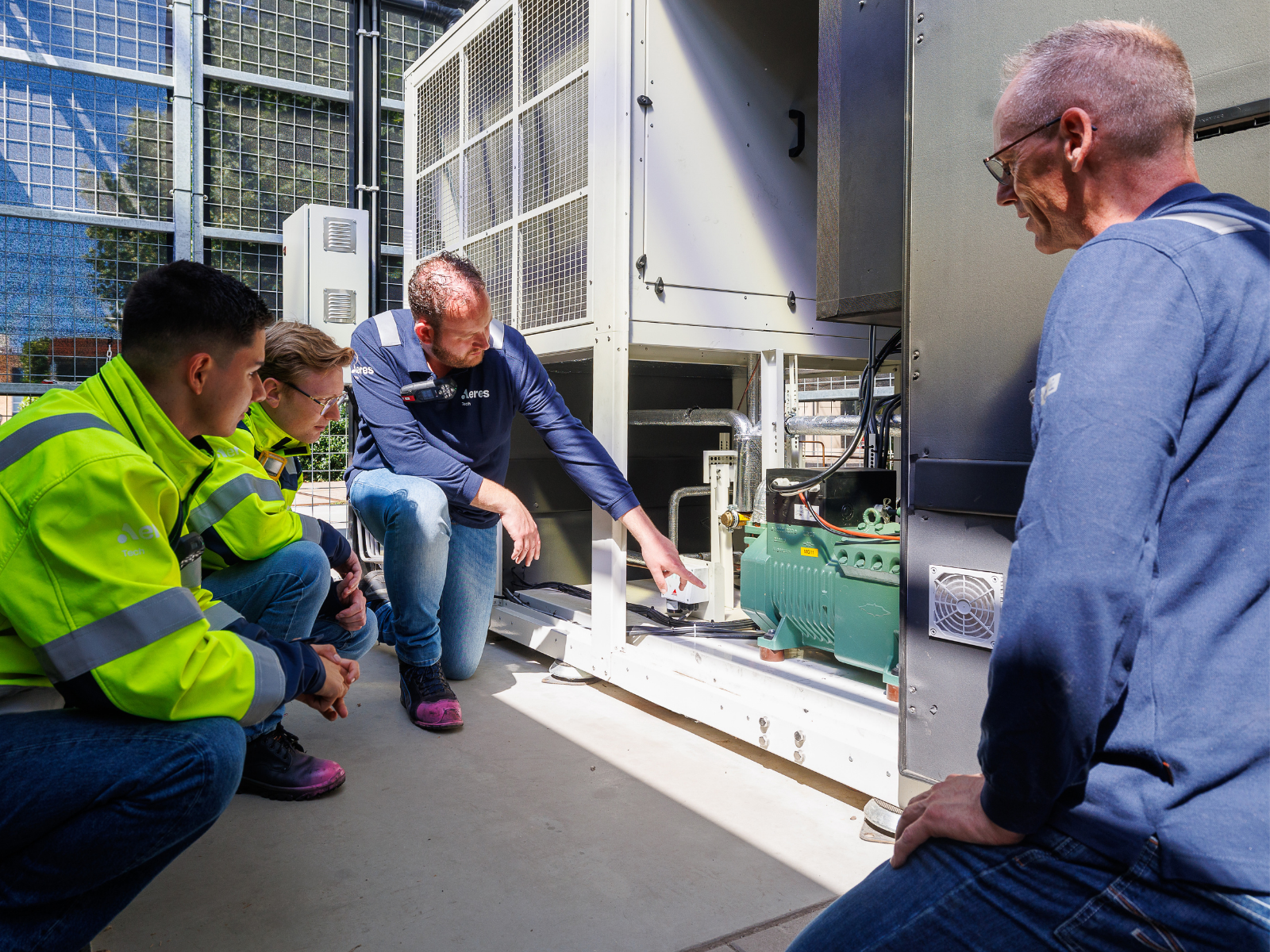 Docent geeft uitleg bij propaaninstallatie