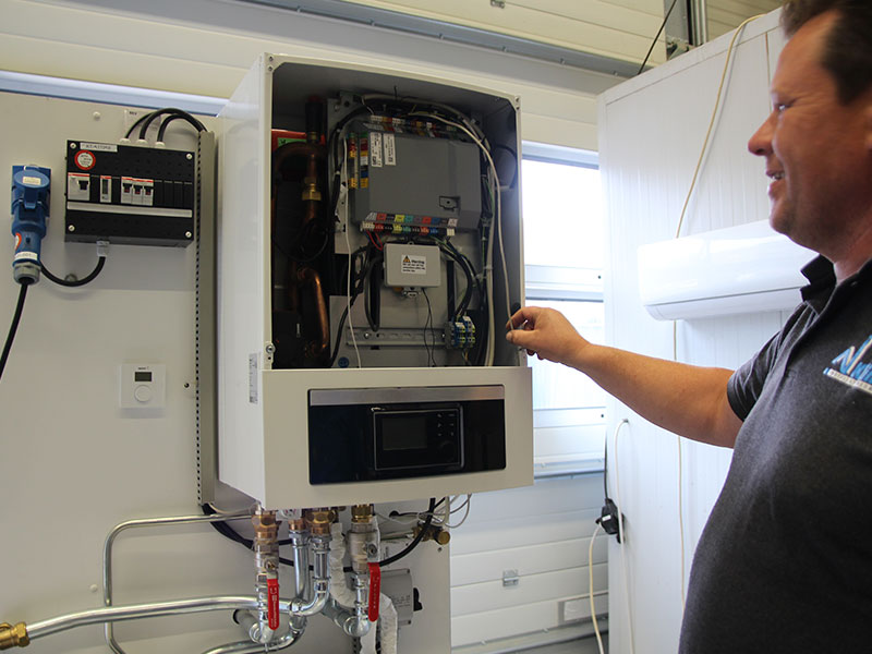 Man bezig met warmtepomp