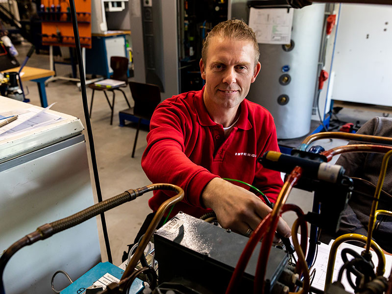 Man werkt aan warmtepomp