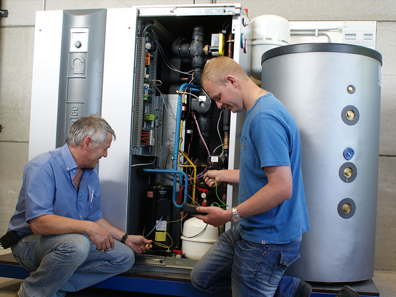 Twee mannen bezig met warmtepomp
