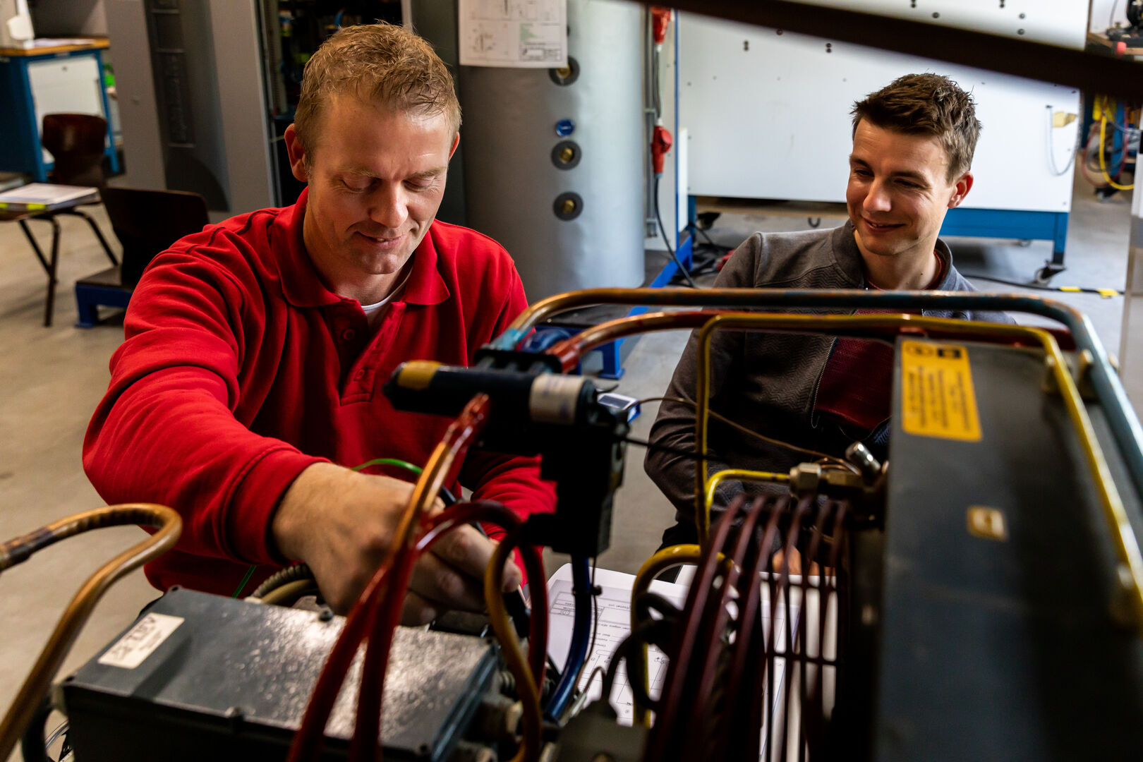 Twee personen werken met F-gassen